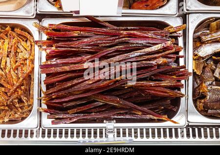 fruits de mer fumés dans des récipients en acier Banque D'Images