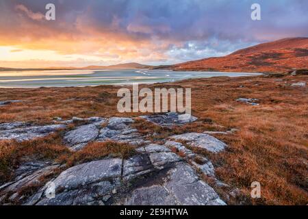 Île de Lewis et Harris, Écosse: Rochers dans le machair avec la large étendue de la plage de LUSKENTIRE au coucher du soleil sur l'île de Harris Banque D'Images