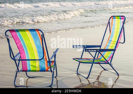 Alabama Orange Beach Gulf of Mexico Coast surf, chaises pliantes sable, Banque D'Images