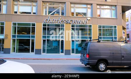 Vue extérieure de la succursale de Charles Schwab dans le centre-ville de San Francisco, en Californie ; société de services financiers dans les domaines des pensions, des valeurs mobilières et de la gestion d'actifs. Banque D'Images