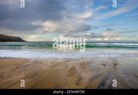 Île de Lewis et Harris, Écosse : vagues se brisant sur les sables de la plage de Dail Mor (Dalmore) sur le côté nord de l'île Lewis Banque D'Images