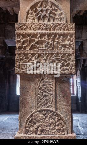 Bagalakote, Karnataka, Inde - 7 novembre 2013 : complexe des temples de Pattadakal. Gros plan de pilier en pierre brune avec décor de combat sculpté, Virupaksha t Banque D'Images