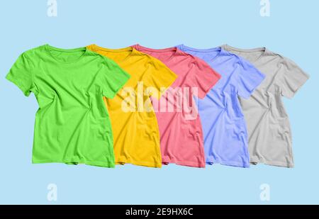 Collection de t-shirts brillants sur fond de couleur Banque D'Images