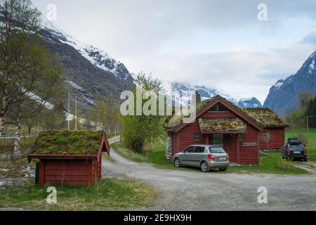 Une Skoda Fabia garée à l'extérieur d'une cabine à Abreakk Gard Trollbu, Oldedalen, Norvège. Banque D'Images