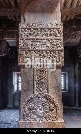 Bagalakote, Karnataka, Inde - 7 novembre 2013 : complexe des temples de Pattadakal. Gros plan de pilier en pierre brune avec décor de cour royale sculpté, Virupaksh Banque D'Images