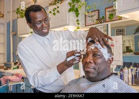 Birmingham Alabama, 4th Avenue District signe quartier historique, Black man hommes homme barber client, Banque D'Images