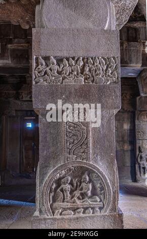 Bagalakote, Karnataka, Inde - 7 novembre 2013 : complexe des temples de Pattadakal. Gros plan de pilier en pierre grise avec paysage d'enseignement sculpté, Virupaksha te Banque D'Images