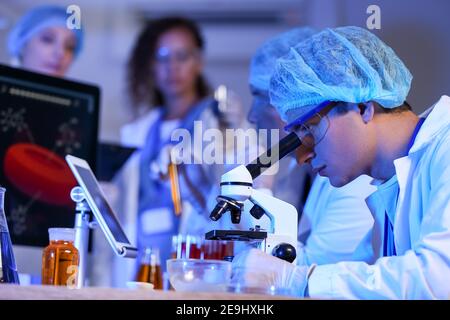 Scientifiques travaillant avec des échantillons en laboratoire Banque D'Images