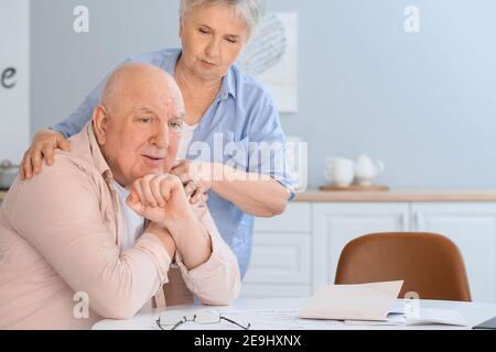 Couple senior stressé à la maison Banque D'Images