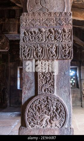 Bagalakote, Karnataka, Inde - 7 novembre 2013 : complexe des temples de Pattadakal. Gros plan de pilier en pierre grise avec paysage sculpté d'enseignement et de danse, V Banque D'Images