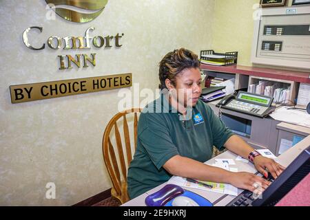 Birmingham Alabama, Comfort Inn Oxmoor lobby réservations, Black Woman femme réservationniste working Choice Hotels, Banque D'Images