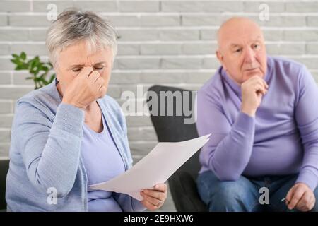 A souligné le couple senior dans la dette à l'intérieur Banque D'Images