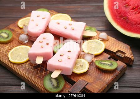 Composition avec crème glacée à la pastèque sur fond de bois Banque D'Images