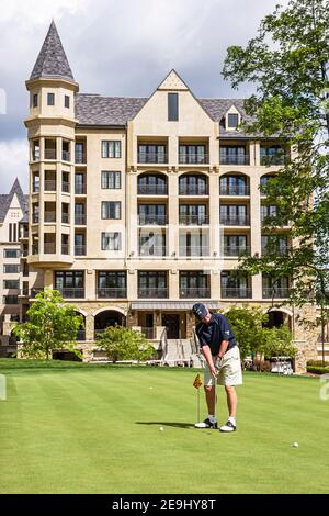 Alabama Hoover Renaissance Birmingham Ross Bridge Golf Resort & Spa, golfeur mettant en pratique l'homme d'entraînement hôtel vert, Robert Trent Jones Golf Trail, Banque D'Images