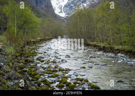 Rivière Dalelva, glacier Melkevoll breen, entre Kattanakken, à gauche, et Middagsnibba, Oldendalen, Norvège. Banque D'Images