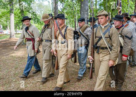 Alabama Marbury Confederate Memorial Park, reenacteurs de la guerre de Sécession costumes d'époque soldats en marche, Banque D'Images