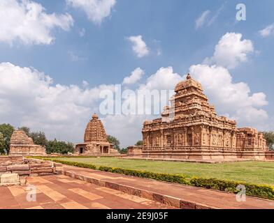 Bagalakote, Karnataka, Inde - 7 novembre 2013 : complexe des temples de Pattadakal. Combinaison de pierres brunes de Galaganatha derrière le temple de Sangameshwara sous b Banque D'Images