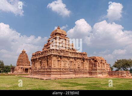 Bagalakote, Karnataka, Inde - 7 novembre 2013 : complexe des temples de Pattadakal. Pierre brune Galaganatha et Sangameshwara temple combinaison sous bleu cl Banque D'Images