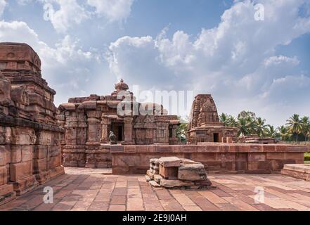 Bagalakote, Karnataka, Inde - 7 novembre 2013 : complexe des temples de Pattadakal. Pierre brune Viriupaksha et Jambulingeshwar combinaison de temple sous bleu Banque D'Images