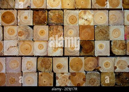 Une pile de poutres préparées pour, des palettes en bois, la construction de maisons et des meubles. Banque D'Images