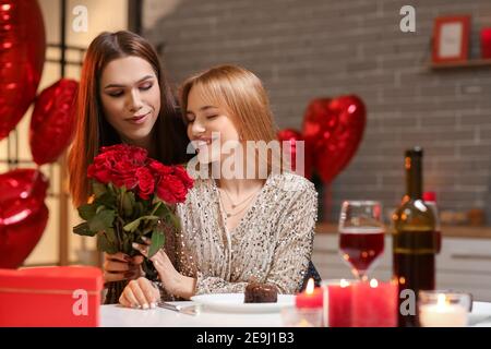 Couple transgenre heureux célébrant la Saint-Valentin à la maison Banque D'Images