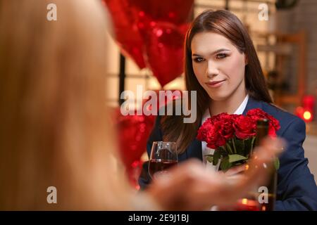 Couple transgenre heureux célébrant la Saint-Valentin à la maison Banque D'Images