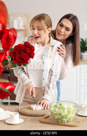 Couple transgenre heureux célébrant la Saint-Valentin tout en cuisant un dîner de fête à la maison Banque D'Images