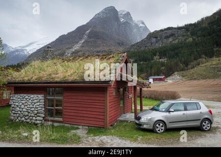 Une Skoda Fabia garée à l'extérieur d'une cabine à Abreakk Gard Trollbu, Oldedalen, Norvège. Banque D'Images