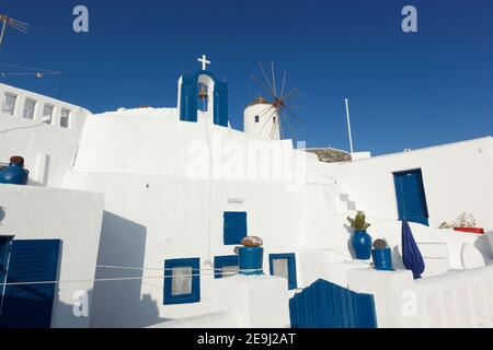 Santorini, Grèce maison traditionnelle blanchie à la chaux avec garniture bleue. Banque D'Images