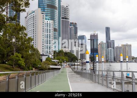 Le paysage urbain emblématique de Brisbane le long du fleuve Brisbane dans le Queensland Le 1er février 2021 Banque D'Images