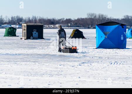 Pêche sur glace par temps de gel dans le nord-ouest de l'Ohio Banque D'Images