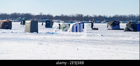 Pêche sur glace par temps de gel dans le nord-ouest de l'Ohio Banque D'Images