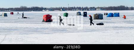 Pêche sur glace par temps de gel dans le nord-ouest de l'Ohio Banque D'Images