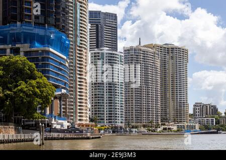 Le paysage urbain emblématique de Brisbane le long du fleuve Brisbane dans le Queensland Le 1er février 2021 Banque D'Images