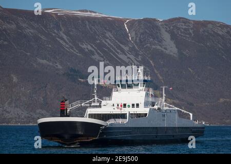 Ferry Nordled de Hareid à Sulesund sur Sulafjorden, Norvège. Banque D'Images