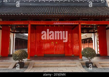 Porte rouge traditionnelle chinoise au temple confucianiste de Shanghai Banque D'Images