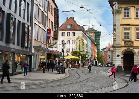 Würzburg / Autriche - octobre 23 2016 : vue sur la ville de Würzburg pendant la journée dans un quartier commerçant. Il y a beaucoup de touristes. Banque D'Images