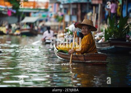 Samut Songkhram / Thaïlande - 2016 août 27 : UNE femme qui rame pour vendre des bananes à Khlong Damnoen Saduak. Sur le marché flottant d'Amphawa, en regardant autour et smi Banque D'Images