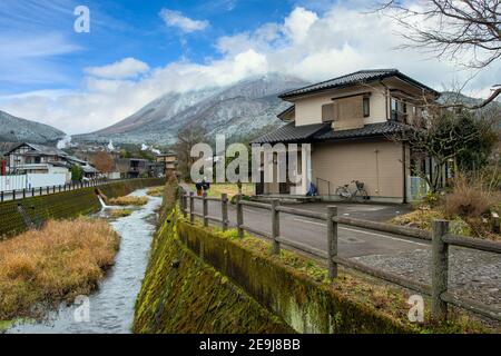 Oita / Japon - octobre 20 2018 : vue sur la campagne de la ville de Yufuin, paysage des villages japonais ruraux en hiver, montagnes et cours d'eau dans les morni Banque D'Images