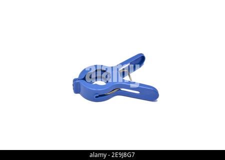 Vue latérale du clip de suspension en tissu plastique bleu en forme de courbe, Inde Banque D'Images