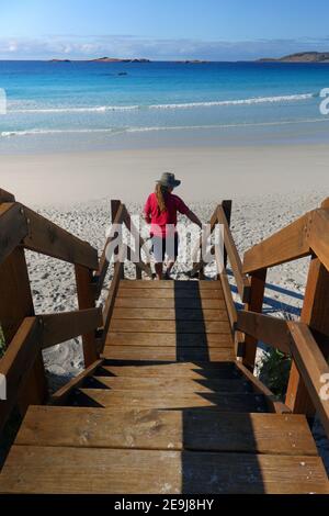 Homme en chemise rouge regardant Lovers Cove, Twilight Beach, Esperance, Australie occidentale. Pas de MR Banque D'Images