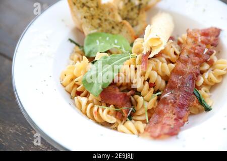 pâtes fusilli au bacon cuisine italienne Banque D'Images