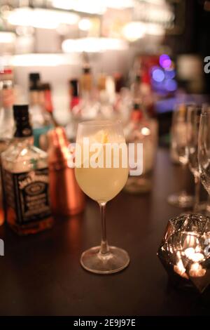 cocktails en verre au comptoir du bar ou au restaurant Banque D'Images