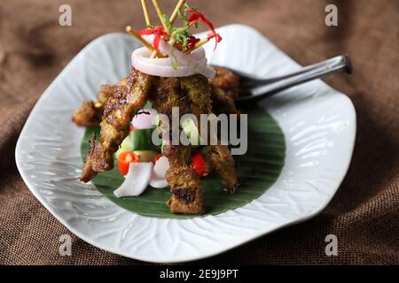 Poulet Satay sur table brun foncé hors-d'œuvre Banque D'Images