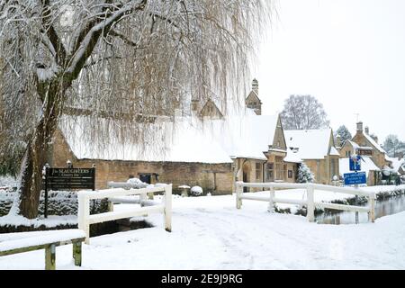 Village d'abattage inférieur dans la neige de janvier. Lower Slaughter, Cotswolds, Gloucestershire, Angleterre Banque D'Images