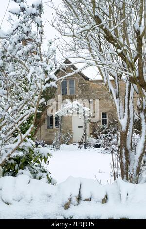 Chalets du village de l'abattage supérieur dans la neige de janvier. High Slaughter, Cotswolds, Gloucestershire, Angleterre Banque D'Images