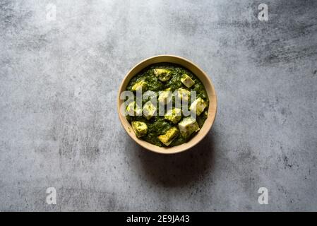 Curry Palak Paneer composé d'épinards et de fromage cottage dans un bol Banque D'Images