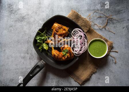 Collations indiennes épicées poulet tandoori dans une casserole Banque D'Images