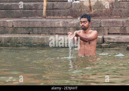 Homme se baignant dans le fleuve Saint-Ganges Banque D'Images