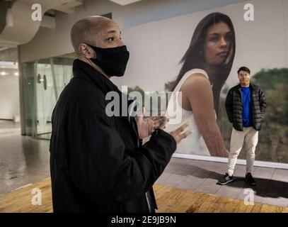 John Chisolm, à gauche, examine l'espace qu'il envisage de remplir avec des œuvres d'art retirées de BLM plaza, dans l'ancien studio Aveda à Gallery place à Washington, DC, USA, le 4 février 2021. Photo de Bill O’Leary/Pool/ABACAPRESS.COM) Banque D'Images